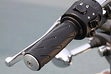 専用設計のグリップラバーは往年のブリティッシュツインと同様のタル型。寸法は34-37-34mm。