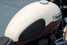 ‘11年度の限定車はビンテージクリーム×チョコレートのカラーリングを採用。燃料タンクキャップは施錠装置を備えていない。