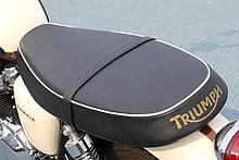 かつてはブラック一色だったダブルシートは、近年のモデルでは座面外周にホワイトのパイピングがあしらわれるようになり、同時に後部のロゴマークはゴールドとなった。