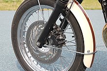 フロントブレーキはφ310mmソリッドディスク＋片押し式２ピストン。文字にするとたいしたことがない装備だが、必要にして十分な制動力を発揮してくれる。