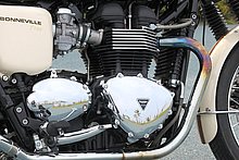 ‘01年のデビュー当初は790cc（86×68mm）だったDOHC4バルブ空冷並列２気筒エンジンは、’05年型から865cc化（90×68mm）。ミッションはTT600用をベースとする５速だ。