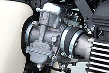 キャブレターだった気化器がインジェクションとなったのは’07年。とはいえ、トライアンフからの依頼を受けて日本のケーヒンが開発したボディは、外観からはキャブレターにしか見えない。