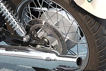 リアブレーキはφ255mmディスク＋片押し式２ピストン。スポークホイールのサイズは、フロント：2.50×19、リア：3.50×17。リアショックはプリロードのみ調整可能だ。