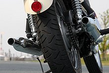 デビュー当初は前後ともバイアスだったタイヤは、’05年からリアのみラジアルに変更。標準タイヤのブランドはメッツラーで、フロントがレーザーテック（100／90-19）、リアはME-Z2（130／80R17）。