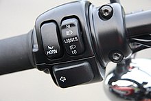 左ハンドルスイッチは、ヘッドライトのHi/Lo、ホーン、左ウインカーのスイッチが設けられる。ウインカーのオートキャンセラーは、ほぼ正確に機能してくれて実に便利。国産車の集中スイッチに慣れていると、ウインカーとホーンを間違えやすいが、すぐに慣れるだろう。