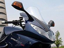 フロントカウルは先端が尖ったシャープなデザインとなり、３灯式ヘッドライトはマルチリフレクタータイプにアップグレード。スクリーンもセンターが盛り上がったタイプに。