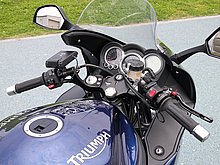 ハンドルはけっこう高めで上体前傾は緩めだが、高いウインドプロテクション効果のおかげで高速巡航も楽々。大きくワイドに広がったバックミラーは視界抜群だ。