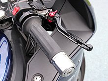 高品質アルミにレーザーエッジング加工を施したレバーは６段階調整機構の付いた純正オプション。グリップヒーター内蔵なのでグリップの握りはやや太めだ。