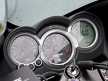 トリプルをイメージした３連メーターは従来どおり。機能的に配置され、高速クルーズでも見やすいデザインになっている。