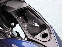 メインキーで開閉できる小物入れ。車載工具や書類などは余裕で納められるスペースがある。ヒンジ式ならより使いやすいと思うのだが…。