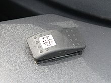 フロントカウル内側の左側パネルにはグリップヒーターのスイッチがある。３段階の切り替え式で、グローブをしたままでも容易に操作できる。