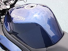 容量20Lの燃料タンクは満タンなら300kmを走り切る航続距離を実現。高さはあるが横幅は意外とスリムで、ニーグリップしたときのヒザの収まりもいい。