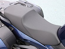 シートはSTに比べるとフラットで、前後長にゆとりのあるデザインに改良されている。リアシートもリアキャリアと面一のフラットタイプになった。