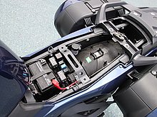 シート下は前方がバッテリーとヒューズボックスで占められるが、後方に若干のゆとりが…。パニアを装着していればモノ入れには困るまい。