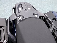 リアキャリアには、フルフェイスヘルメットが２個収納可能な12Ｖ電源付き純正トップケースを装着できる。、グラブバーもサイドレールタイプに変更された。