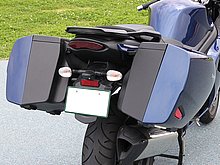 デザインがより洗練された31L容量のパニアケースを標準装備。車体側に両側のケースを支持する可動式のアームが装備されていて、横揺れなどを吸収する。