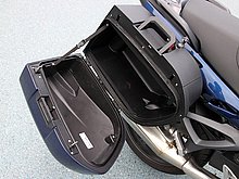 メインキーで開閉ロック、取り外しが簡単にできる。半キャップタイプのヘルメットや中型サイズのデイパックなどはそのまま収納できて便利。