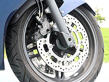 フロントブレーキにはφ320mmダブルディスク＋ニッシン製4ピストンキャリパーを装備。ABSも標準装備としアクティブセーフティを向上。