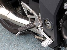 ブレーキペダルは幅広で楽に操作できるタイプ。ステップバーはゴム貼り、スチール製ヒールプレートもしっかりした剛性感で疲れにくい。