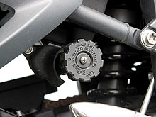 油圧プリロードアジャスターは手で回せるダイヤルタイプとなり、利便性が向上。LOW （ソフト）と HIGH （ハード）の表示があり、ビギナーでも分かりやすい。