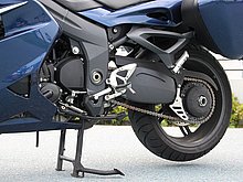 従来型を踏襲する片持ち式スイングアームだが、長さを大幅に拡張して路面追従性を向上。リアブレーキにはφ255mmシングルディスク+２ピストンキャリパーを装備。