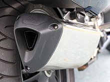 マフラーはセンターアップを改めオーソドックスな右一本出しに変更。従来の排気口が3つあるトリプルイメージのサイレンサーも個人的には好きだったが…。