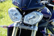 デュアルヘッドライトのデザインを新型スピードトリプルと共通イメージのヘキサゴンタイプに変更し、精悍さを増したフロントマスク。主な変更点はこの部分のみとなる。ヘッドライト上部のフライスクリーンは純正オプション。