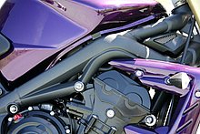 水冷４ストロークDOHC並列３気筒12バルブ675ccエンジンはデイトナ用をベースにカムプロファイルなどを変更し、低中速寄りの出力特性にディチューンされている。軽量でしなやかな合成を持つフレームもデイトナと同じアルミ鋳造のオープンバックタイプ。