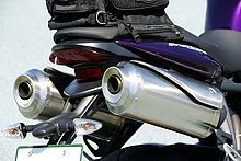 トライアンフの３気筒ネイキッドシリーズのアイデンティティになっている、ハイアップタイプのデュアルサイレンサー。エキパイの構造は 3 to 1 to 2 レイアウト。エアインダクションとトリプルエンジンが奏でる独特のサウンドが魅力だ。