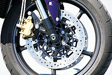 フロントブレーキはφ308mm ステンレス製ダブルディスク＆ニッシン製片押し式２ピストンキャリパーの組み合わせ。ブレーキフィールは穏やかでコントローラブルだ。