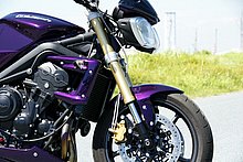 インナーチューブ径φ41mm のショーワ製倒立フォークを採用。ホイールトラベルは 120mm と標準的で、乗り心地は比較的ソフト。調整機構はない。