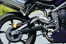 リアブレーキはφ220mm シングルディスク＆ニッシン製シングルピストンキャリパーの組み合わせ。スイングアームはデイトナ675と共通のアルミ鋳造の両持ちタイプ。