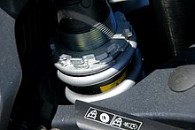 リアショックはリザーバータンク付きのショーワ製リンク式モノショックを採用。ダブルナット式のプリロード調整機構のみを装備。 ホイールトラベルは 126mm で上級バージョンの「R」に比べると４mm 短い設定だ。