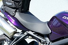 シート高は 800mm とネイキッドとしては標準的だが、初期作動がソフトな前後サスペンションにより数値以上に低く感じる。シート形状はスリムで足着き性も良く、前後へのポジションの自由度も比較的高いほうだ。