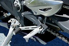 ステップ位置はデイトナ比で 14mm 前方、25mm 下方に設定され、ストリートモデルらしいゆったりとしたライディングポジション。ステンレス製のヒールガードはしっかりとした作りで実用性が高い。