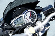 デジタル式速度計を内蔵した多機能ディスプレイとアナログタイプのタコメーターを組み合わせたメーターまわり。ラップタイマーや青色 LED タイプの rpm インジケーターなどスポーツライディングのためのギミックも装備する。