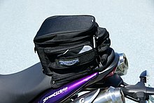 純正オプションでシートパッグを用意。シートベルトのボルトに共ジメするタイプで、しっかりと固定されるので高速クルーズでも安心だ。豊富な純正アクセサリーを活用すればツーリング機能も大幅にアップ。