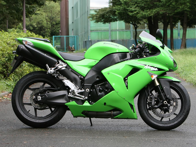 カワサキ ZX-10R【2007】 – 無駄をそぎ落とされた鋭いボディ 試乗