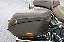 標準装備のサドルバッグも本革製。容量的には中型のディパックが丸ごとすっぽり収納できるレベルだ。キーロックとサイドリフレクターが装備されている。