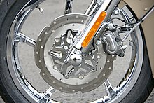 メッキが美しいクロームスティンガーカスタムホイールに、ABS で支援されたフロントシングルディスクブレーキを装備。それにしても凝ったデザインである。