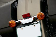LED タイプでバックランプも兼ねているストップランプ一体型ウインカー。ブレーキをかけるとウインカーセンター部分が赤色に点灯する仕組みだ。
