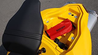 タンデムシート下の車載工具が納まる小さなスペースには、データロガー用USBメモリを差すコネクタを装備。最大3時間半の車速、ギアポジション、スロットル開度などのデータを記録しパソコンで見ることができる。