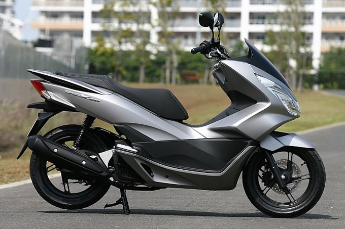 ホンダ Pcx150 市街地で扱いやすく高速道路にも乗れる人気スクーターの２代目 試乗インプレ レビュー ビッグスクーターならバイクブロス