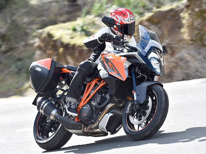 KTM 1290 SUPER DUKE GT – 電子制御を満載して安全に、快適に、速く