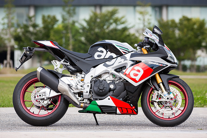 アプリリア RSV4 RF – WSBレースで鍛えられた本物のレーサーレプリカ