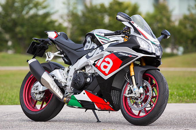 アプリリア RSV4 RF – WSBレースで鍛えられた本物のレーサーレプリカ