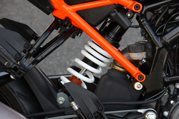 KTM  デューク  – 小型二輪クラスでありながら妥協なき