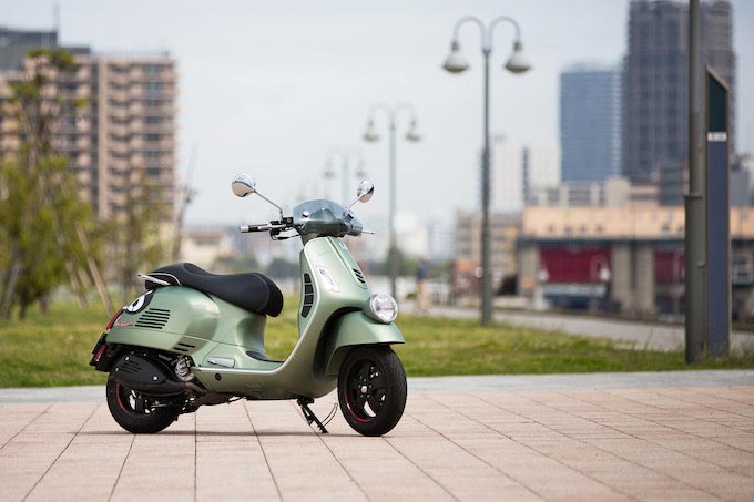 過酷なアベレージラリーでメダルを獲得した伝説のベスパ『Sei Giorni』の名を冠する特別限定モデルとは!? 試乗インプレ・レビュー  ビッグスクーターならバイクブロス