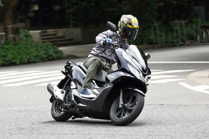 ホンダ Pcx Hybrid 鋭い加速をもたらす強力電動アシストをわずかな重量増で手に入れた 試乗インプレ レビュー 原付 ミニバイクならバイクブロス