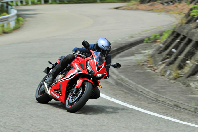 【ホンダ CBR650R試乗記事】 FからRに進化した、CBRシリーズの中軸の画像